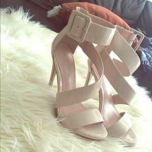 Nude Aldo heels !